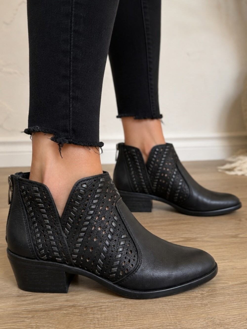 Vince Camuto Prasata Y2K Western Boho Black Suede Cut Out Ankle Boots 7.5M - Picture 1 of 16
